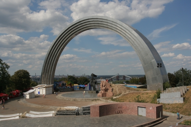Министр культуры Евгений Нищук считает, что Арку дружбы народов в Киеве нужно снести, а на ее месте установить памятник воинам АТО. 
