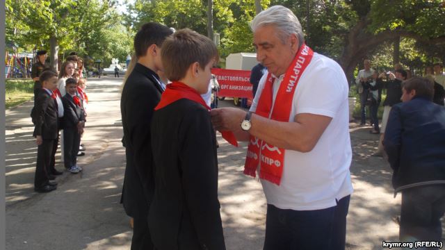 В Севастополе 19 мая школьников в возрасте 7-10 лет приняли в городскую пионерскую организацию. 