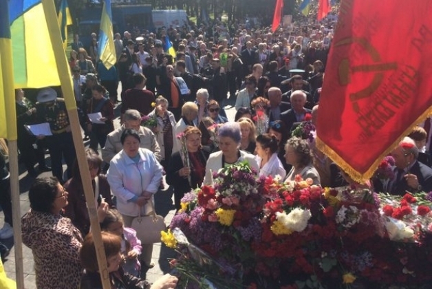 В Харькове утром 9 мая во время возложения цветов к Мемориалу Славы произошли столкновения. 