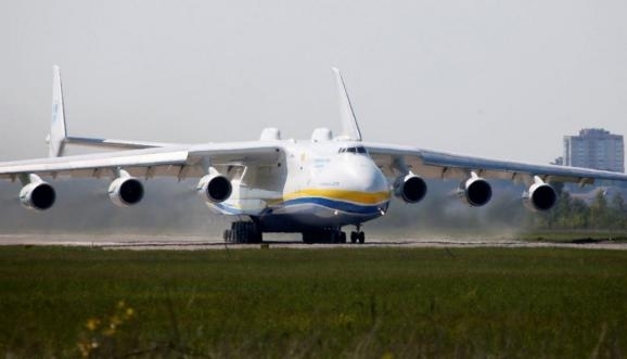 Украинский самолет "Мрия" приземлился в Австралии. Посмотреть прибытие крупнейшего в мире судна ждали около 15 тыс человек. 