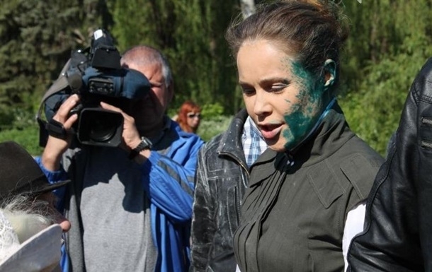 В Славянске женщины из организации "Женщины за мир", которую курирует депутат от "Оппозиционного блока" Наталья Королевская, облились зеленкой в знак солидарности с ней. 