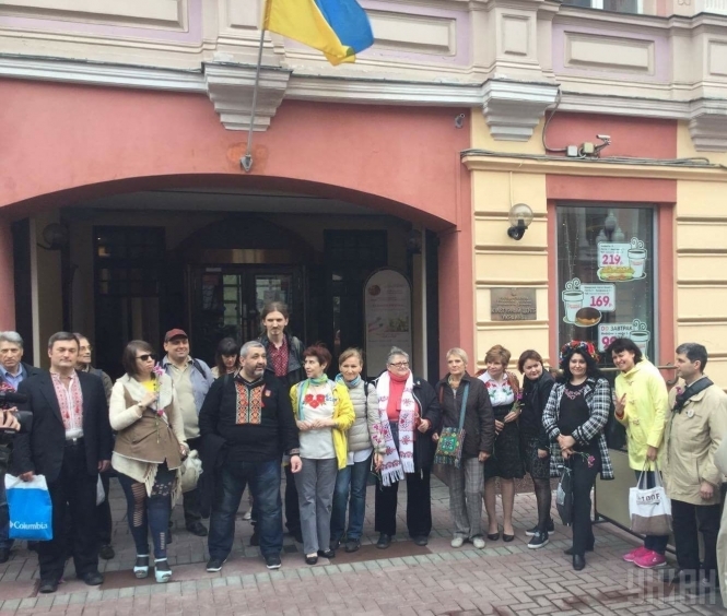 Участники акции были одеты в вышиванки и в процессе ходьбы дарили цветы прохожим и объясняли, что сегодня в Украине празднуют День вышиванки. 