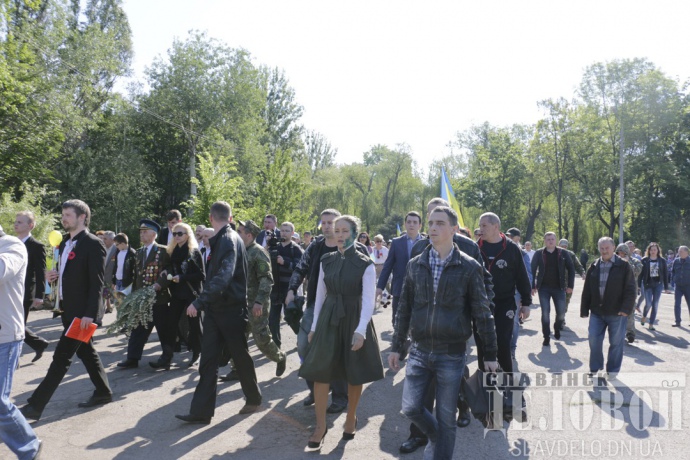 В Славянске, что на Донбассе, нардепа от "Оппозиционного блока" облили зеленкой и забросали яйцами и мукой. 