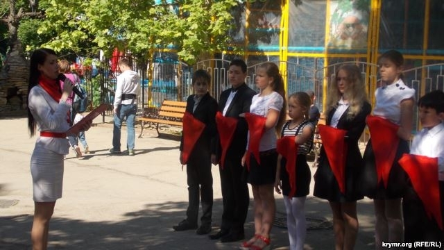 В Севастополе 19 мая школьников в возрасте 7-10 лет приняли в городскую пионерскую организацию. 