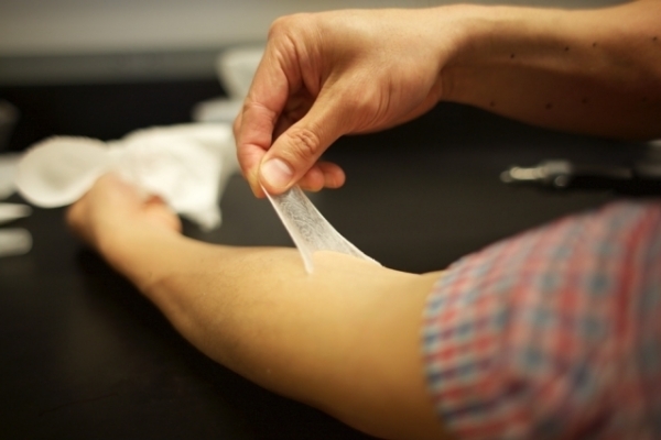 Американские ученые разработали новый материал, представляющий собой силиконовый полимер, который временно подтягивает кожу. 