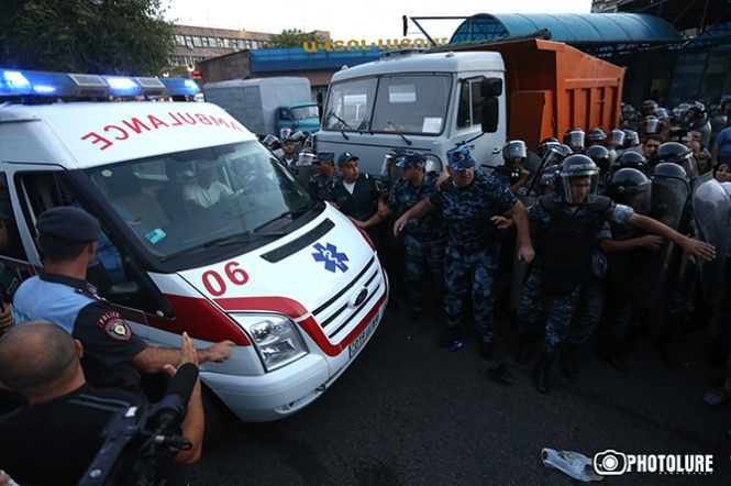 По итогам переговоров к вечеру 27 июля с захваченного группой Сасна Црер офиса полиции в Ереване удалось освободить одного из группы медиков скорой помощи, попавших в этот же день в заложники. 