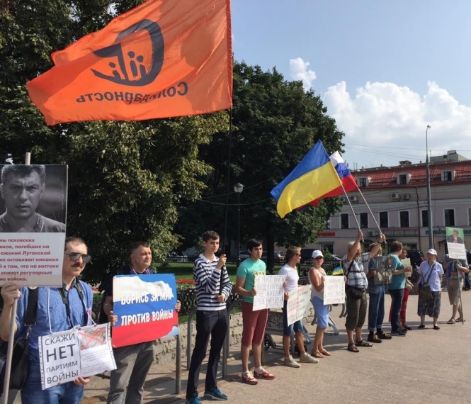 В центре Москвы напали на участников антивоенного пикета "Против политики Путина в отношении Украины", который организовало движение "Солидарность". 