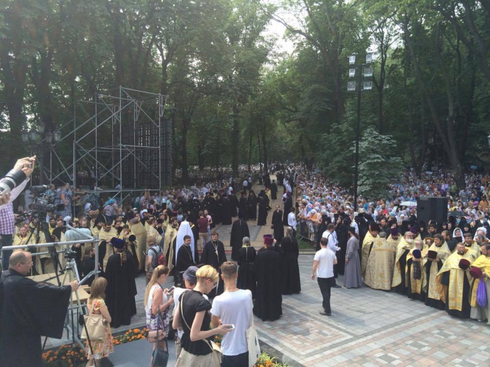 На Владимирской горке в Киеве на молебен собралось более 10 тыс верующих. 