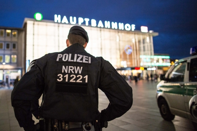 Спецподразделения немецкой полиции проводят в агентстве по трудоустройству в Кельне спецоперацию после сообщения о вооруженной женщине. 