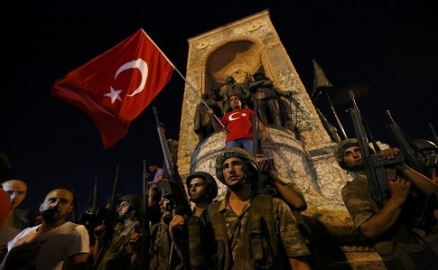 Турецкие власти объявили об увольнении более 1600 военнослужащих и закрытие более 130 СМИ после попытки переворота. 