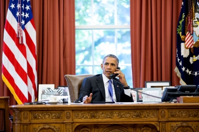 Президент США Барак Обама в ходе телефонного разговора с канцлером ФРГ Ангелой Меркель выразил соболезнования в связи с недавними атаками в Германии и обсудил выполнение Минских договоренностей. 