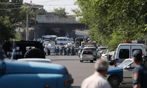 В Армении группа вооруженных людей захватила здание отделения полиции в ереванском административном районе Эребуни. 