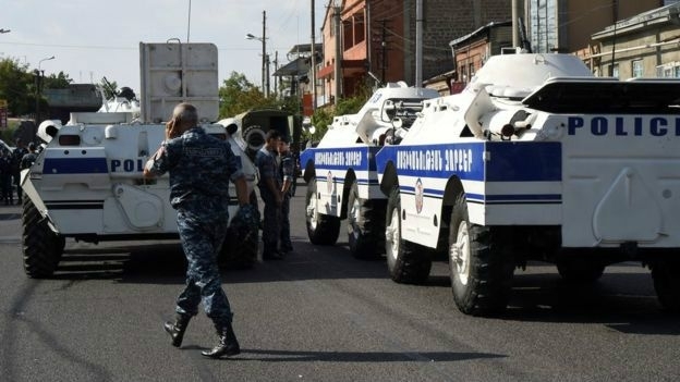 Ереванская полиция сообщила, что в субботу, 30 июля, с территории захваченной вооруженной группировкой здания постовой службы стрелял снайпер, из-за чего погиб один полицейский. 