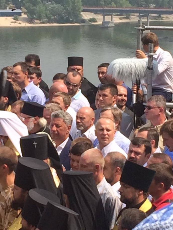 На Владимирской горке в Киеве на молебен собралось более 10 тыс верующих. 