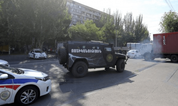 В Ереване двое членов вооруженной группы "Сасна црер", которая захватила здание полиции, сдались властям. 