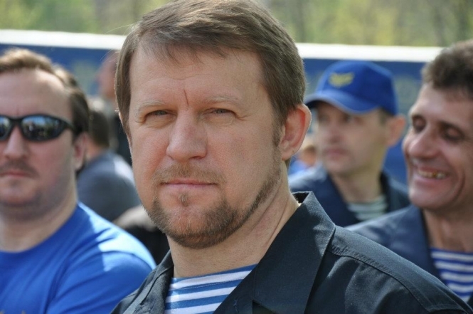 Руководитель общественной организации "Никто кроме нас", которая объединяет участников боевых действий в Афганистане, Александр Ковалев подтвердил, помог "Беркуту" выехать с базы в Киеве в 2014 году. 