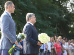 Цветы, солдаты и "люди в черном": как Порошенко участвовал в мероприятиях ко Дню крещения Руси-Украины (фото) 