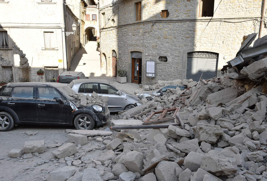 Американское издание The New York Times опубликовало материал с сравнением фотографий итальянских городов до и после землетрясения, произошедшего накануне. 