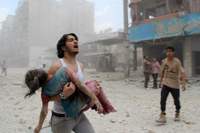 По крайней мере 51 мирного жителя, включая четырех детей, были убиты во время воздушных налетов и обстрелов в субботу в сирийском городе Алеппо. 