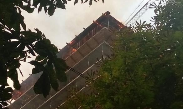 В центре Днепра возник пожар в одной из недостроенных многоэтажек 