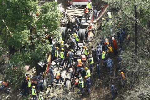 В результате падения пассажирского автобуса в реку Трисули в центральной части Непала погиб 21 человек.
 