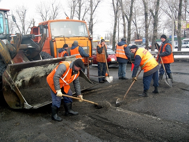 На 44 тысячах километров дорог Украины проведен "ямочный" ремонт. 