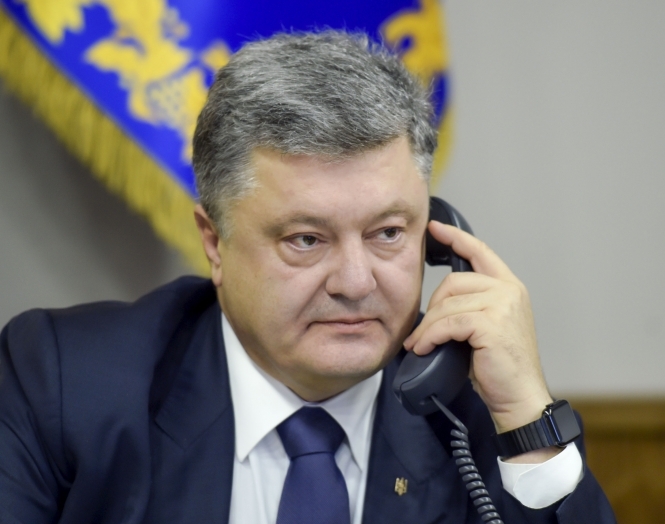 Президент Украины Петр Порошенко поручил Министерству иностранных дел (МИД) организовать разговор в трехстороннем "нормандском формате" и президентом РФ Владимиром Путиным. 