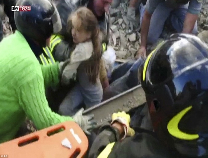Спасатели извлекли из-под обломков десятилетнюю девочку, которая провела под завалами почти сутки. 