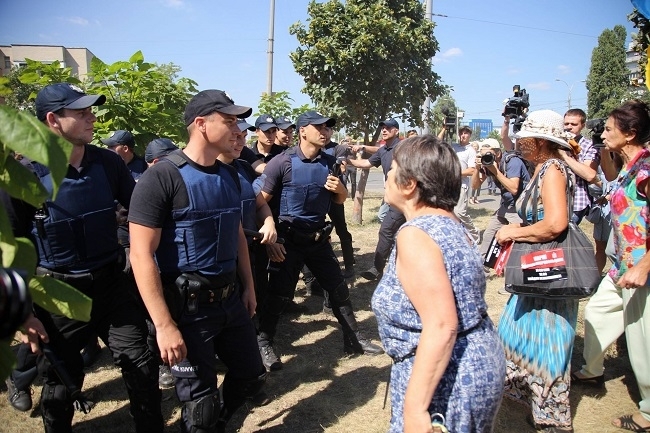 Под зданием Оболонского райсуда Киева, где сегодня рассматривается дело батальона "Торнадо", произошла драка. 