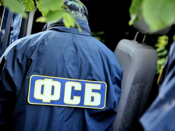 ФСБ России докладывает, что с начала года в пунктах пропуска на административной границе аннексированного Крыма и Украины были задержаны около 50 граждан, "находящихся в международном, федеральном или межгосударственном розыске". 
