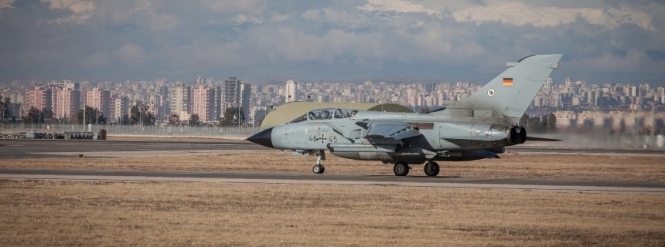 Немецкое военное командование готовится к возможному выводу шести самолетов-разведчиков "Торнадо" и авиации поддержки с авиабазы ​​"Инджирлик" в Турции. 