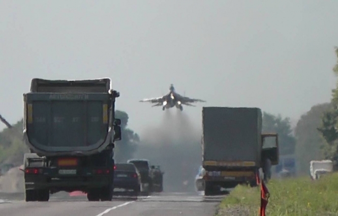 Украинские МиГ-29 совершили учебную посадку и взлет на авиационном участке автотрассы в рамках учений "Небесный щит-2016". 