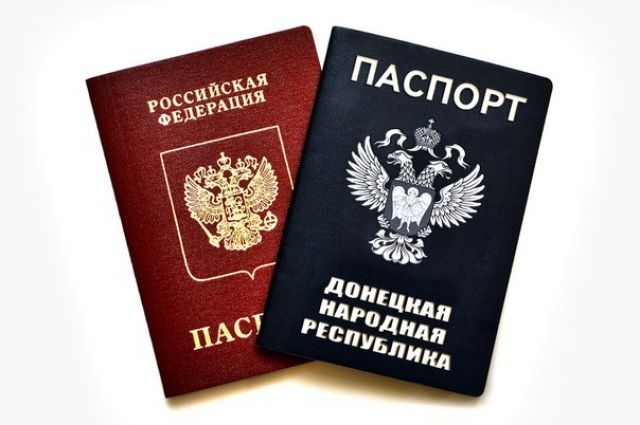Во время осмотра на пункте пропуска из зоны АТО сотрудник украинской прокуратуры показал паспорт боевика "ДНР" по кличке "Кабан". 