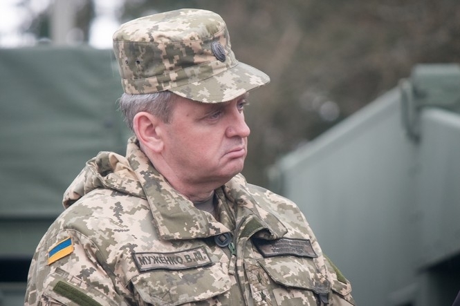 Начальник Генштаба Вооруженных Сил Украины Виктор Муженко заявляет, что ответственность за "Иловайске трагедию" должна быть разделена между различными должностными лицами. 