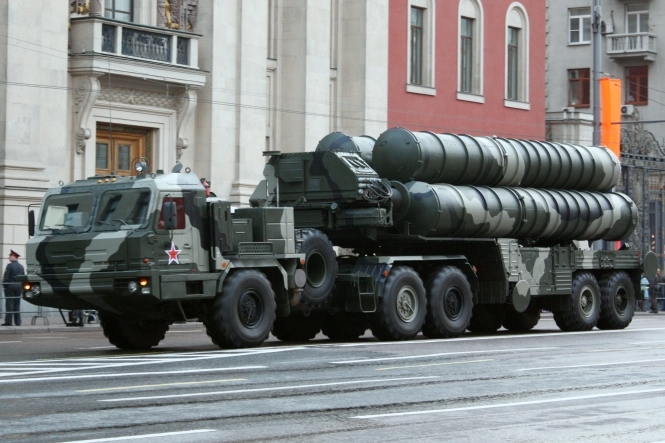 На вооружение зенитного ракетного полка российской армии в Крыму поступила зенитно-ракетная система С-400 "Триумф". 