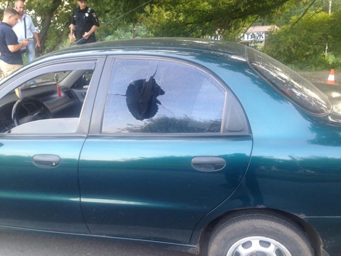 В субботу в Харькове патрульные полицейские задержали мужчину, который стрелял из автомата в такси. 