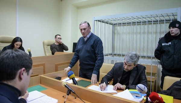 Бывшего руководителя фракции Партии регионов Александра Ефремова доставили в Печерский районный суд Киева. 