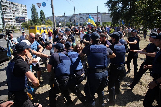 Под зданием Оболонского райсуда Киева, где сегодня рассматривается дело батальона "Торнадо", произошла драка. 