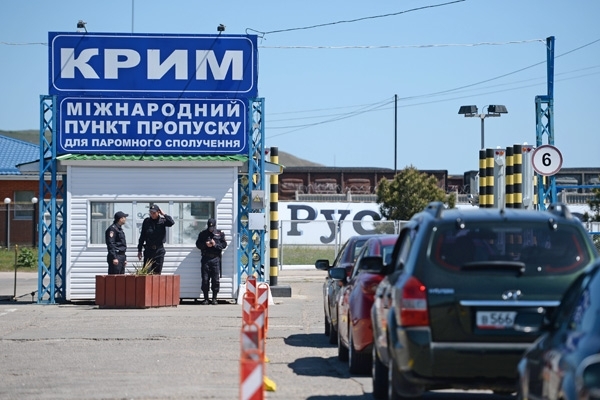 Сегодня утром, 10 августа 2016 года, на административной границе с оккупированным Крымом восстановился пропуск через контрольный пункт въезда/выезда "Каланчак". 