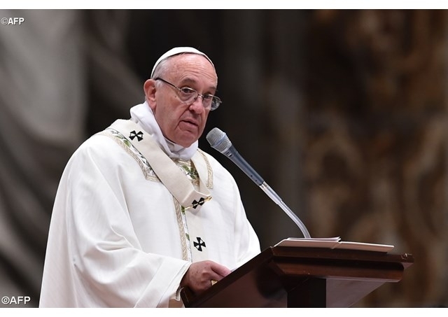 Папа Римский Франциск пригласил на обед 21 сирийского беженца. 