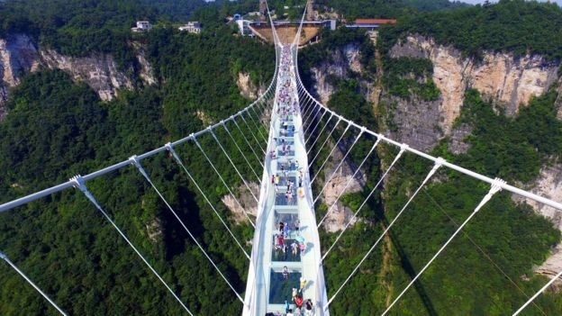 В китайской провинции Хунань для посетителей открылся стеклянный мост, который считается самым высоким и самым длинным мостом в мире. 