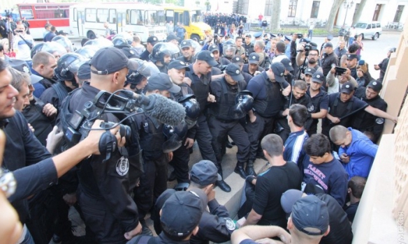 В Одессе полиция задержала четырех человек, которые пытались сорвать Марш равенства. 