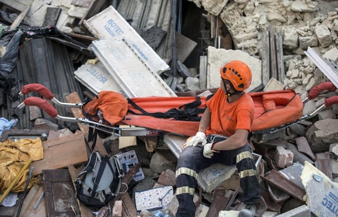 Итальянское правительство ввело режим чрезвычайного положения в регионах, затронутых разрушительным землетрясением. 