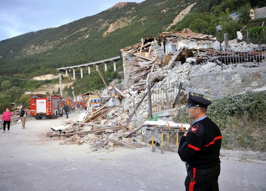 Американское издание The New York Times опубликовало материал с сравнением фотографий итальянских городов до и после землетрясения, произошедшего накануне. 