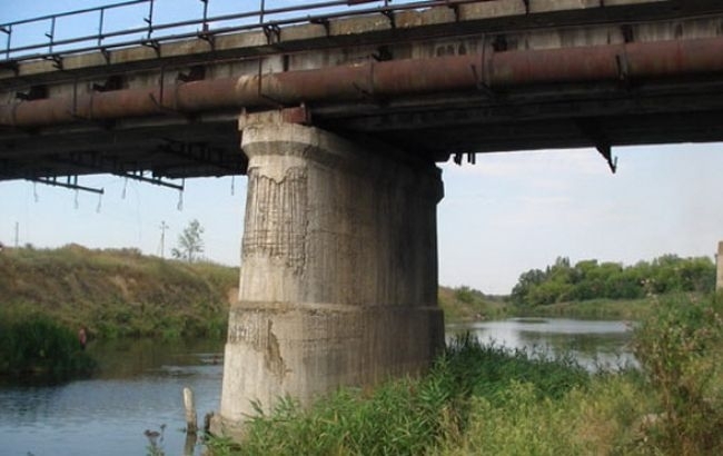 В Славянске предупредили подрыв моста, к опоре которого были прикреплены фугасные снаряды с электродетонатором. 