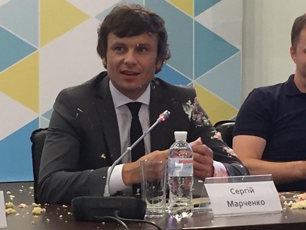 Во время пресс-конференции об изменениях в системе выплаты стипендий студентам в заместителя министра финансов Сергея Марченко бросили торт. 