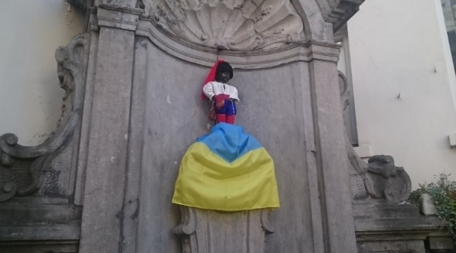 По случаю Дня независимости Украины всемирно "писающего мальчика" в Брюсселе одели в костюм казака. 