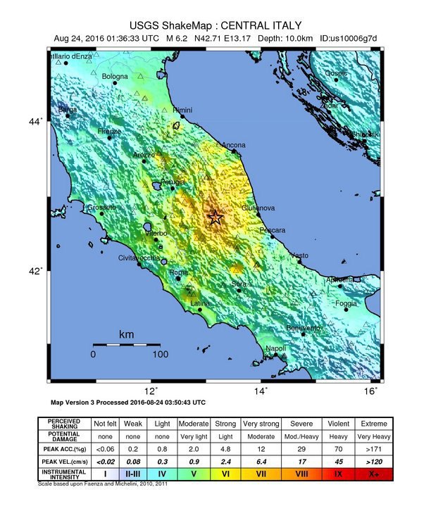 В ночь на субботу в центральной части Италии произошло землетрясение магнитудой 6,2, за которым последовали еще несколько менее сильных толчков. 