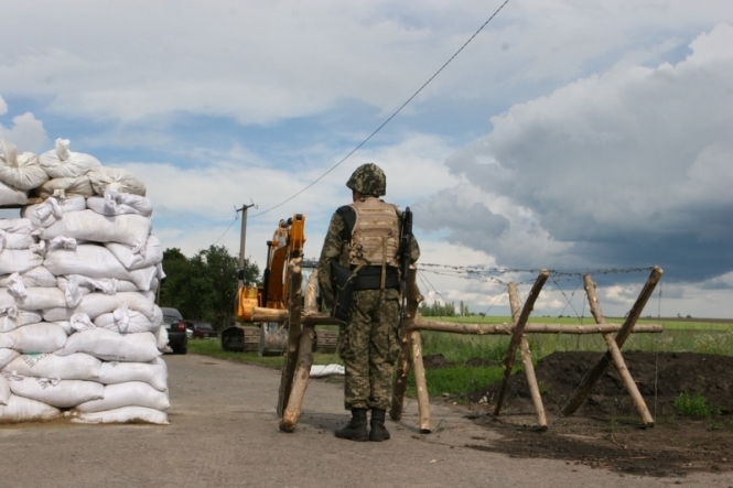 В контрольном пункте "Чонгар" на границе с Крымом пограничники задержали водителя, который пытался прорваться автомобилем вне очереди. 