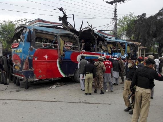 В пакистанском штате Азад Кашмир автобус, который вез гостей на свадьбу, упал в ущелье. 